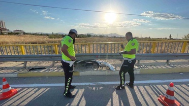 Karaman'da lastiği patlayan otomobil bariyerlere çarptı, sürücü yaralandı