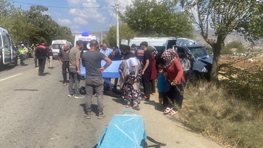 Manisa Alaşehir'de tarım işçisi servisi ağaca çarptı, 14 kişi yaralandı