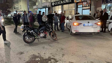 Samsun Kavak'ta motosiklet otomobile çarptı, sürücü yaralandı