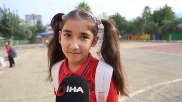Kozan'da ilkokula başlayan öğrenciler kırmızı halı ve davul zurnayla karşılandı