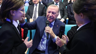 Okulların ilk gününde renkli anlar! Cumhurbaşkanı Erdoğan öğrencilerle türkü söyledi