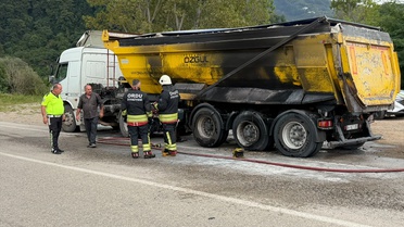 Ordu Fatsa'da hafriyat kamyonunda çıkan yangın kamyonu kullanılamaz hale getirdi