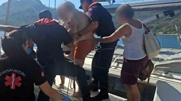 Sahil Güvenlik, Muğla açıklarında yaralanan ve rahatsızlanan iki kişiyi tahliye etti