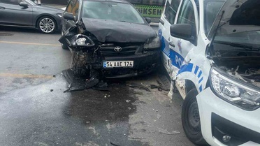 Sakarya Adapazarı'nda polis aracıyla otomobil çarpıştı, 2'si polis 5 kişi yaralandı