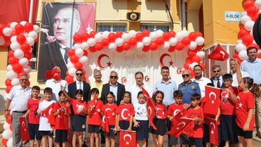 Silifke'de yeni eğitim yılı başladı, Kaymakam Fırat ilk ders zilini çaldı