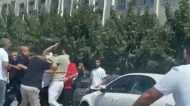 Sokak bir anda karıştı: Ellerine ne geçerse saldırdılar 