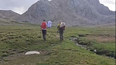 Tunceli Ovacık'ta doğaseverler 8 saat sırtlarında çöp taşıdı