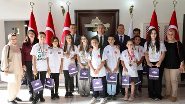 Dünya klavye şampiyonasında derece alan öğrenciler Afyonkarahisar Valisi Aktaş'ı ziyaret etti