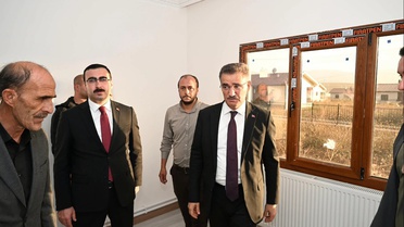Erzurum Valisi Baruş, Çat'ta teslime hazır deprem konutlarını inceledi