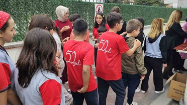 Bolu'da 50. Yıl İzzet Baysal Ortaokulu'nda öğrenci ve velilere lokma ikram edildi