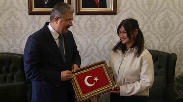 Yerde bulduğu Türk bayrağını kaldıran kadın kuryeye Vali Yılmaz'dan teşekkür