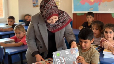 Yeşilyurt Kaymakamı Altın, eğitim yılının ilk gününde öğrencilerle buluştu