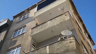 Zeytinburnu'nda 4'üncü kattan otomobilin üzerine düşen 20 yaşındaki kişi yaralandı