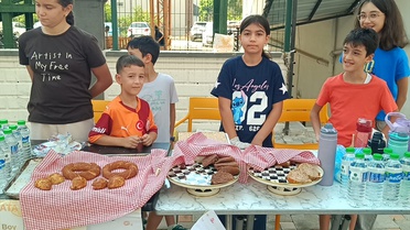 Kozan'da çocuklar yangında zarar görenler için topladıkları parayı kaymakama verdi