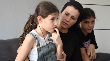 Adana'da işitme cihazı bozulan iki kardeşe Yüreğir Kaymakamlığından yeni cihaz desteği