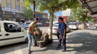 Adıyaman'da kaldırım işgali denetimi arttı, esnaf araçları kaldırdı