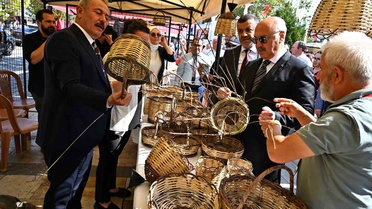 Denizli'de 39. Ahilik Haftası'nda Vali Köşger örs başında demir dövdü