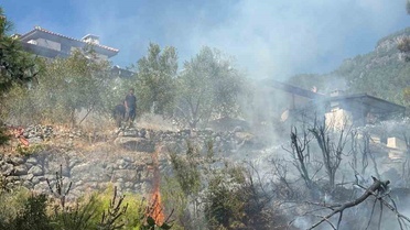 Muğla Akyaka'da zeytinlik alandaki yangın evlere sıçramadan söndürüldü