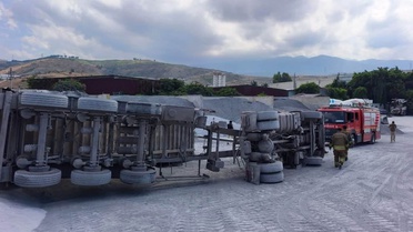 Hatay Arsuz'da devrilen kum yüklü kamyonun sürücüsü yaralandı