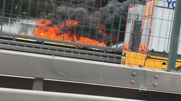Bakırköy'de İETT otobüsü alev alev yandı, itfaiye ekipleri sevk edildi