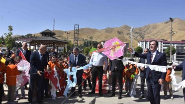 Bitlis’teki çocuklar Gazze’deki akranları için uçurtmalarını gökyüzüne bıraktı