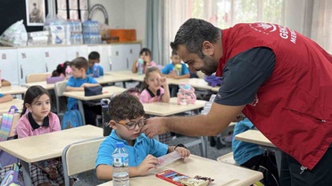 Aydın Çine'de öğrencilere yeni eğitim yılının ilk günü kalem seti hediye edildi
