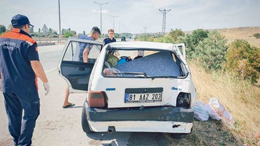 Çorum Sungurlu'da otomobil ile hafif ticari araç çarpıştı, 3 kişi yaralandı