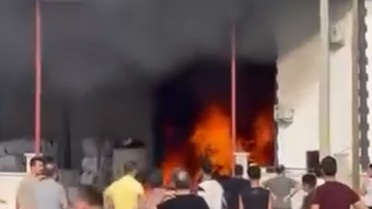 Denizli Merkezefendi'de iş yerinde yangın çıktı, ekiplerin müdahalesi sürüyor