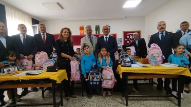 Dilovası'nda ilkokul 1. sınıf öğrencilerine kırtasiye desteği dağıtıldı