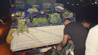 İzmir Menemen'de yola saçılan meyve sebzeyi vatandaşlar imeceyle topladı