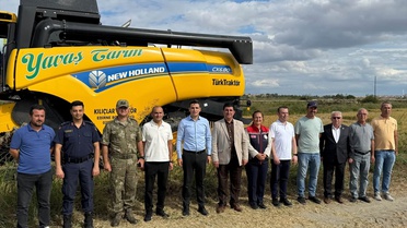 İpsala'da çeltik hasat sezonu açıldı, Kaymakam Güzel biçerdöver kullandı