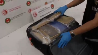 İstanbul Havalimanı'nda iki ayrı kabin bagajında 51 kilo 500 gram kokain ele geçirildi