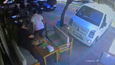 Manavgat'ta kontrolden çıkan hafif ticari araç kafeye daldı, 1 kişi yaralandı