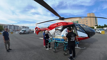 Bitlis'te kalp rahatsızlığı olan 1 günlük bebek helikopter ambulansla Van'a sevk edildi