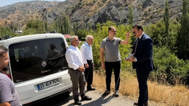 Çelikhan Kaymakamı Pelvan, sıcak asfalt planlanan köy yolunu inceledi