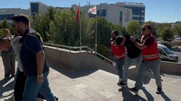 16 yaşındaki kız kardeşine atılan mesaja öfkelenen ağabey kurşun yağdırdı! 1 yaralı