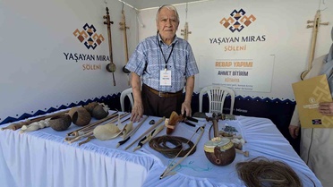 Kütahya'da rebap geleneğini 60 yıldır sürdüren Ahmet Bitirim, sazı yapan tek kişi