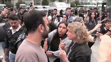 Adliye önünde toplanan LGBTİ'lere polis müdahalesi! O anlar kamerada