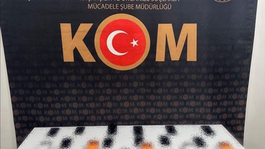 Mardin'de iki araçta 26 kaçak cep telefonu ele geçirildi, 3 şüpheli yakalandı