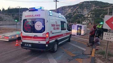Burdur'da kavşakta iki minibüs çarpıştı, 10 tarım işçisi kadın yaralandı