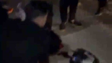 Bursa'da motosiklet sürücüsü bariyerlere çarptı, gençler telefon ışığıyla ambulansı yönlendirdi