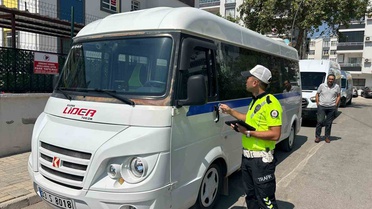 Silifke'de okul çevrelerinde trafik denetimi başladı, servis araçları da kontrol ediliyor