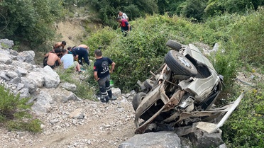 Kadirli'de yağ dökülünce kontrolden çıkan otomobil şarampole devrildi, sürücü yaralandı