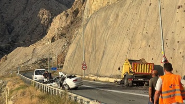Artvin Yusufeli'de kamyonla kafa kafaya çarpışan otomobilin sürücüsü hayatını kaybetti