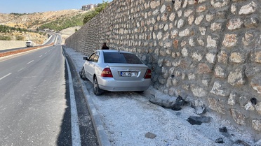 Adıyaman Besni'de otomobil istinat duvarına çarptı, 1 kadın yaralandı