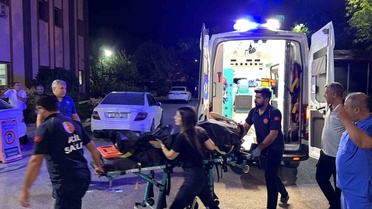 Adıyaman Kahta'da otomobil kaldırım kenarındaki 19 yaşındaki gence çarptı, ağır yaralı