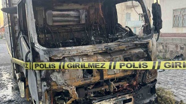 Konya Karapınar'da park halindeki kamyonet güvenlik kamerasında kundaklandı