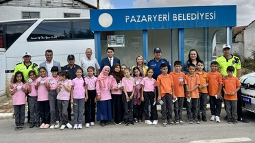 Pazaryeri'de okul çevresindeki yaya yolu uyarı bandını çocuklar boyadı