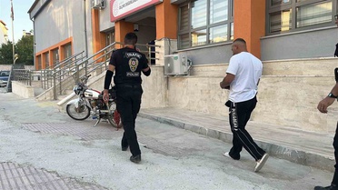Burdur'da plakasını gizleyip polisten kaçan motosikletli, ehliyet sınavı çıkışında kıskıvrak yakalandı