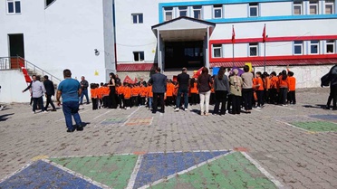 Posof'ta İlköğretim Haftası davul zurna ve halayla başladı